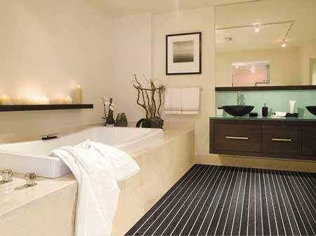 Guardaescobas en baño con piso de madera oscura