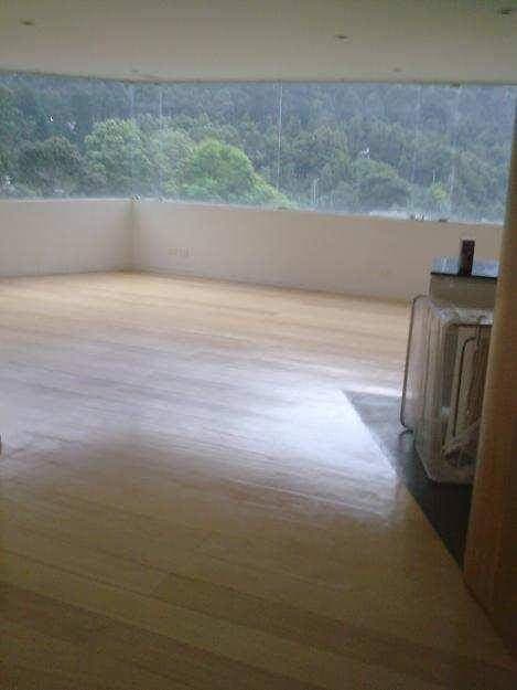 Piso de madera recién terminado con barniz brillante