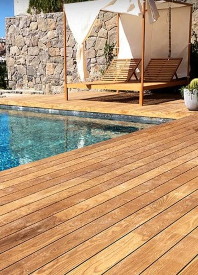 Deck de madera junto a piscina — Pisos ATM Colombia